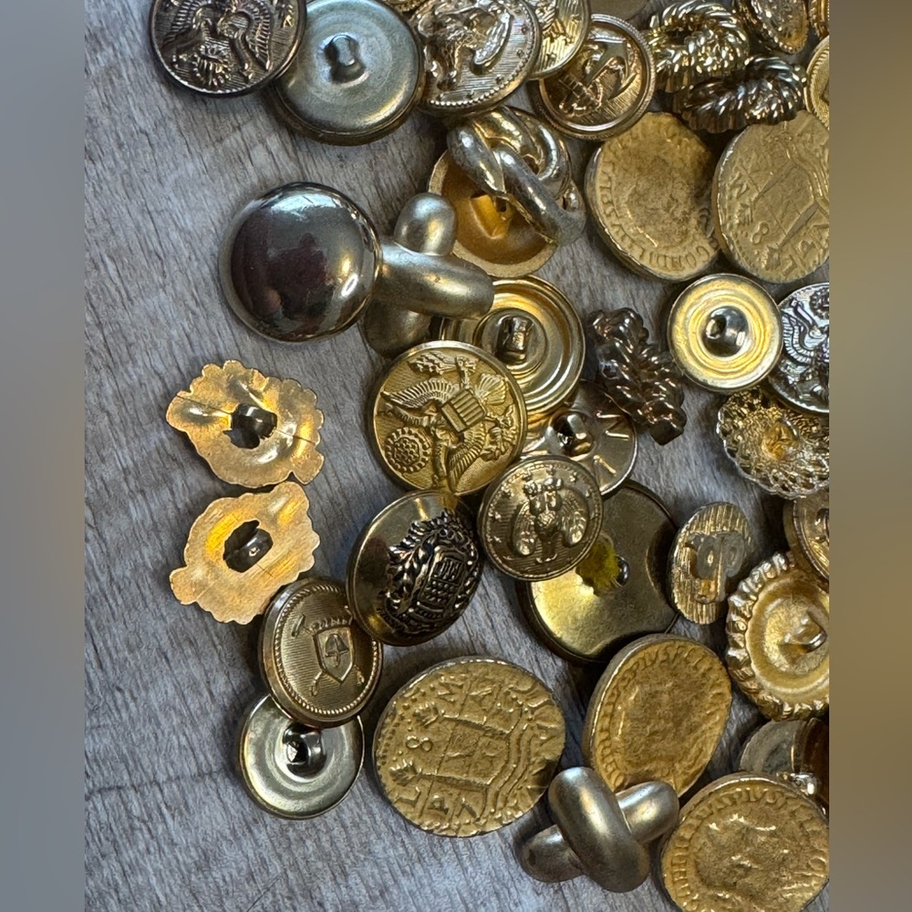 GOLD -TONE BUTTONS, miscellaneous lot approx .723 lbs - Picture 4 of 7